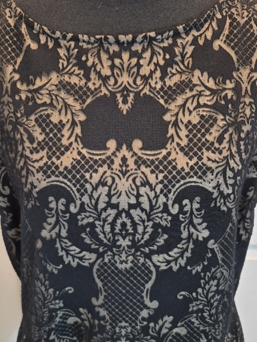 T10- Sleeveless Black and Taupe Lace-Pattern Peplum Top - sz L - Picture 4 of 13